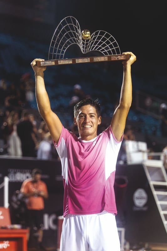 Sebastián Báez com o troféu — bicampeão 2025